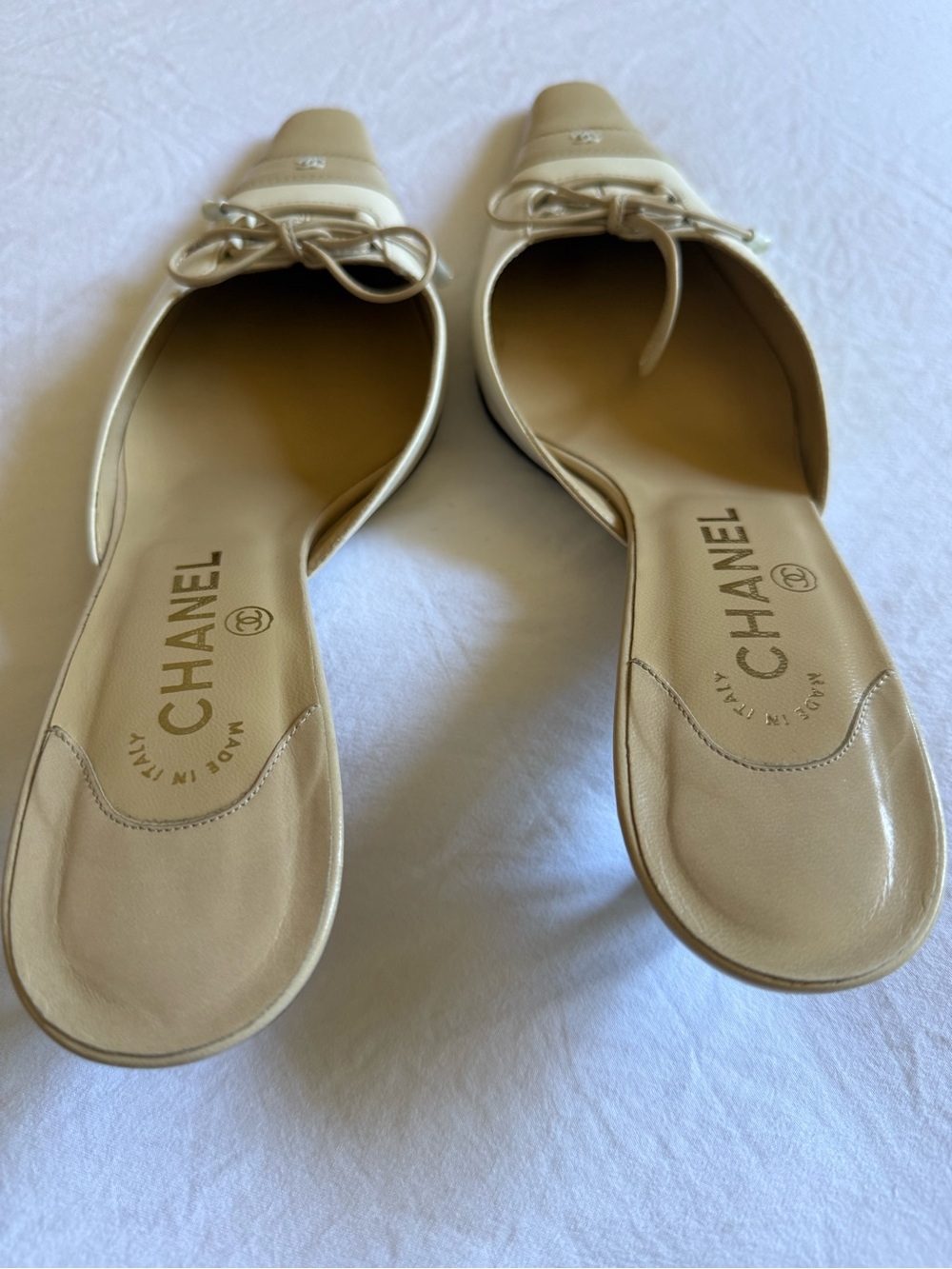 CHANEL Vintage Rare Cream and Beige Leather Pointed Mule with Bow and CC logo - Picture 8 of 13
